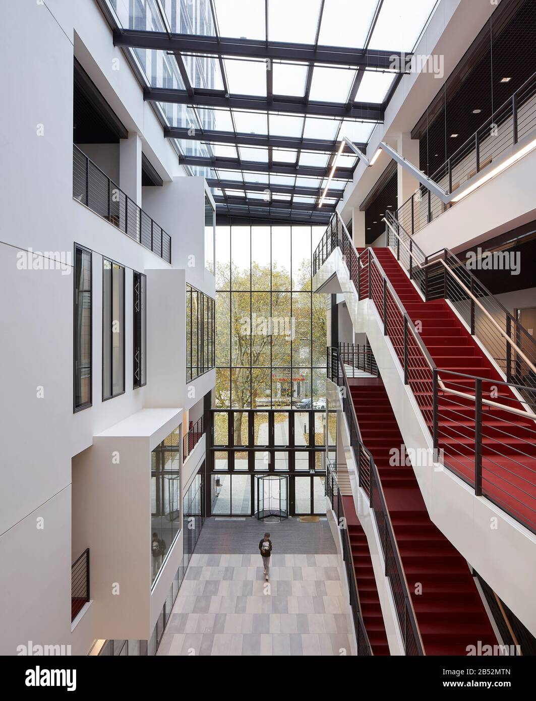 Vue vers l'entrée latérale. Frankfurt School of Finance and Management, Francfort-sur-le-Main, Allemagne. Architecte: Henning Larsen, 2017. Banque D'Images