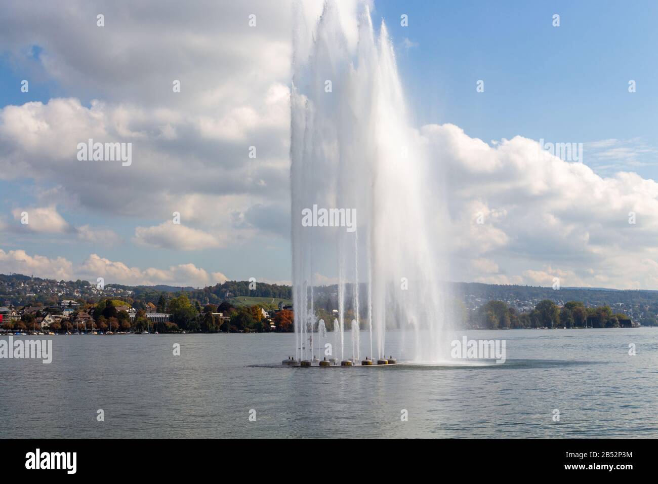 Vue sur la fontaine d'eau sur le lac de Zurich, Suisse Banque D'Images