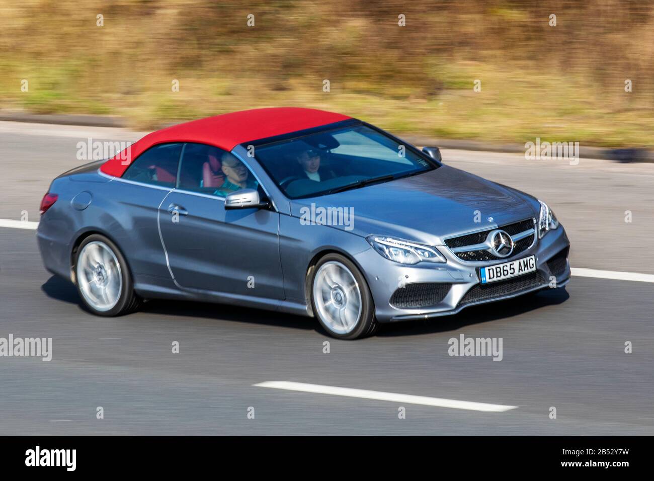 2015 MERCEDES-Benz E220 AMG Line Prem Blues bleu ARGENT ; circulation automobile au Royaume-Uni, transport routier, véhicules modernes, voitures berline, cabriolet, convertibles, capote, toit souple, toit ouvert, roadster, cabriolet, voitures de course, conduite de véhicules à toit rétractable, routes et moteurs, conduite sur l'autoroute M6 Banque D'Images