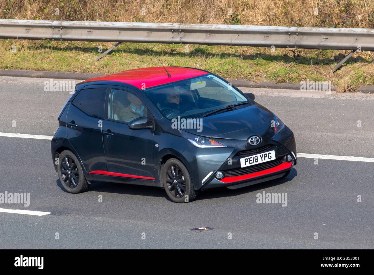 2018 gris rouge Toyota Aygo X-Press VVT-I ; circulation routière au Royaume-Uni, transport routier, véhicules modernes, berline, conduite de véhicules, routes et moteurs, automobile sur l'autoroute Banque D'Images