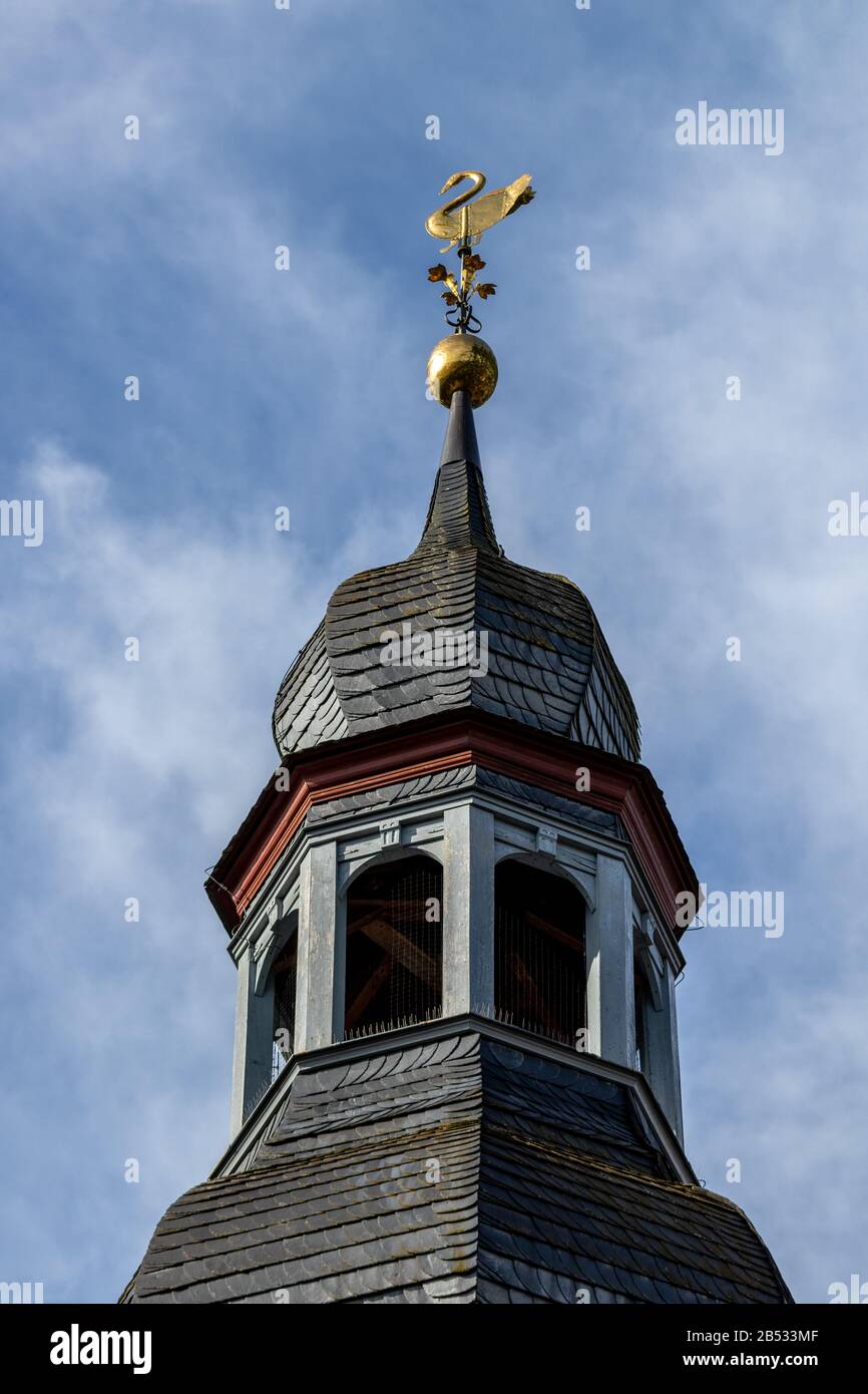 Vue sur l'église craire avec cygne doré à Monschau, Eifel, Allemagne Banque D'Images