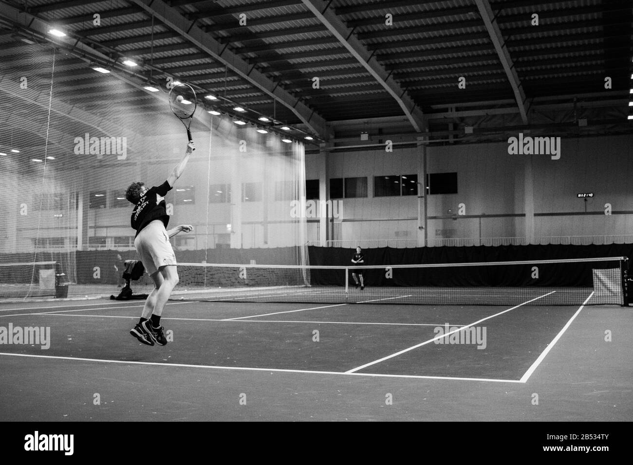 St ANDREWS, ÉCOSSE - 29/2/2020 - un joueur de tennis masculin au centre sportif de l'Université de St. Andrews. Banque D'Images