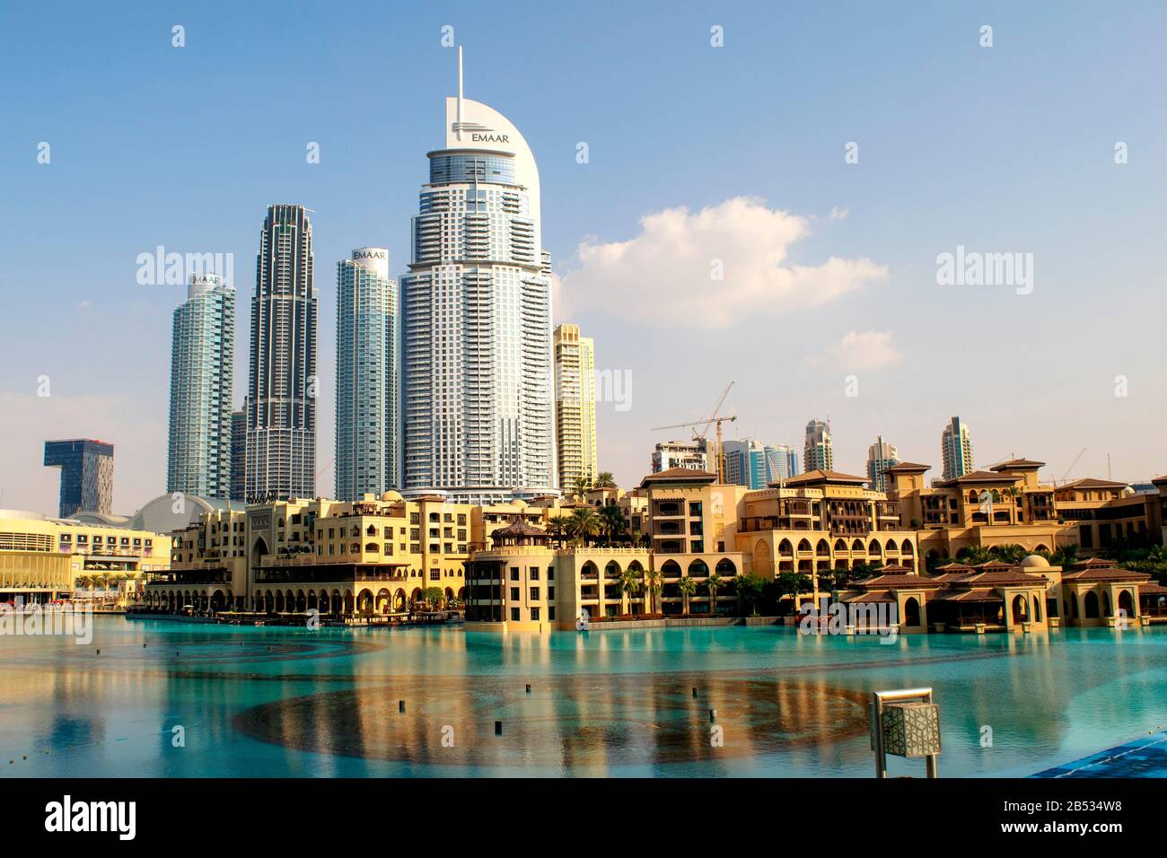 Dubaï / Émirats arabes Unis - 5 novembre 2019 : Souk al Bahar avec bord de mer et restaurants mélangés à des tours de verre modernes. Anciens et nouveaux styles. Belle vue sur du Banque D'Images