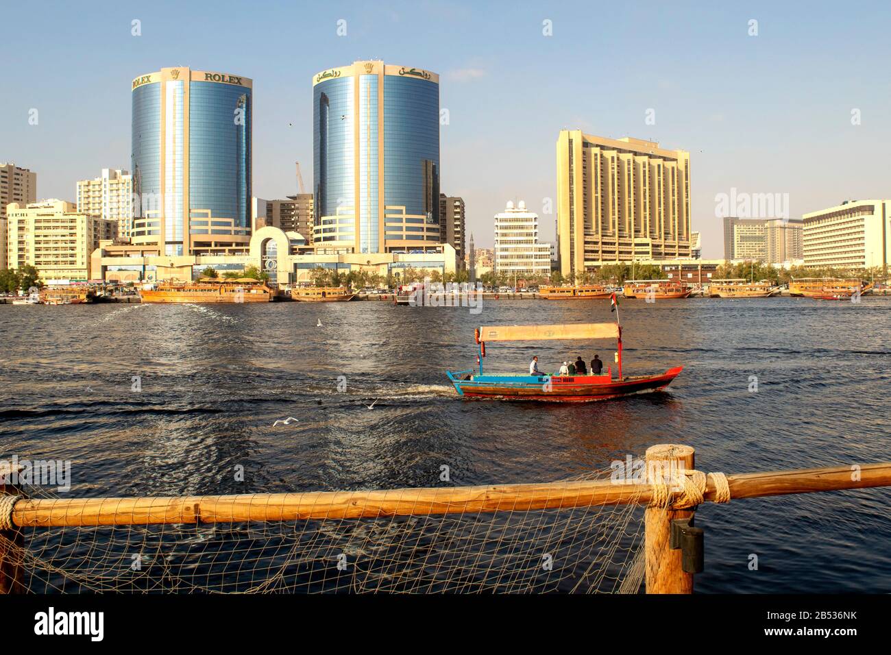 Dubaï/Émirats arabes Unis - 21 février 2020 : vue sur la crique de Dubaï dans la vieille ville depuis la région d'Al Seef. Vieux dhow arabe en bois. Banque D'Images