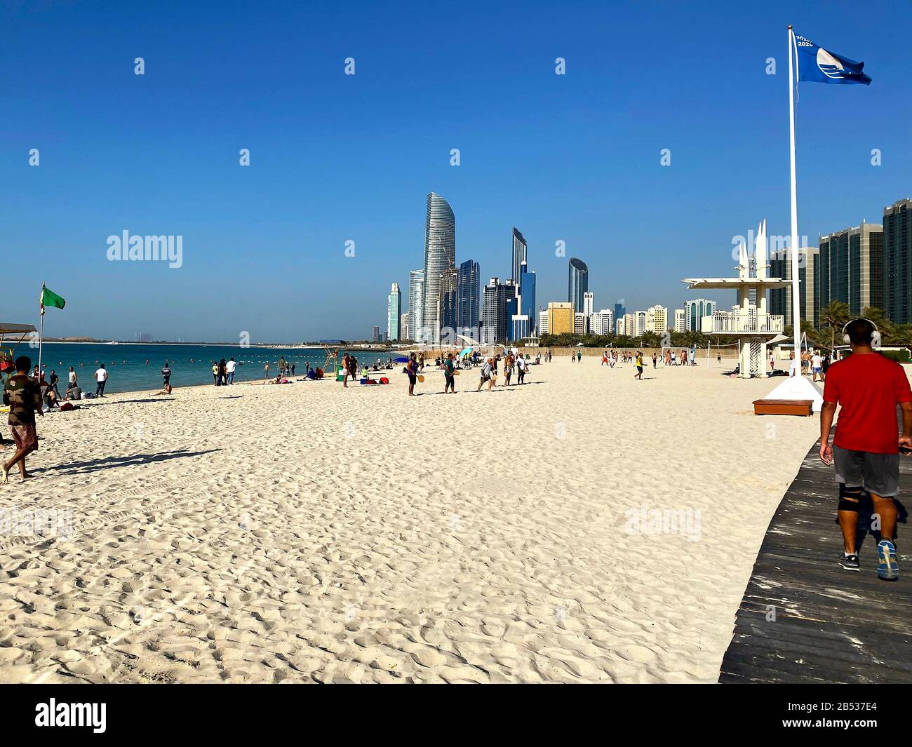 Abu Dhabi / Emirats Arabes Unis - 6 mars 2020: Célèbre plage publique de Corniche avec de nombreuses personnes. Plage urbaine à Abu Dhabi Banque D'Images