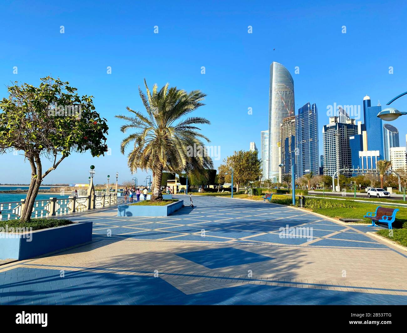 Abu Dhabi / Emirats Arabes Unis - 6 mars 2020: Célèbre promenade de la Corniche avec de nombreuses personnes. Belle longue rue Corniche avec gratte-ciel et plage à Abu Dhabi Banque D'Images