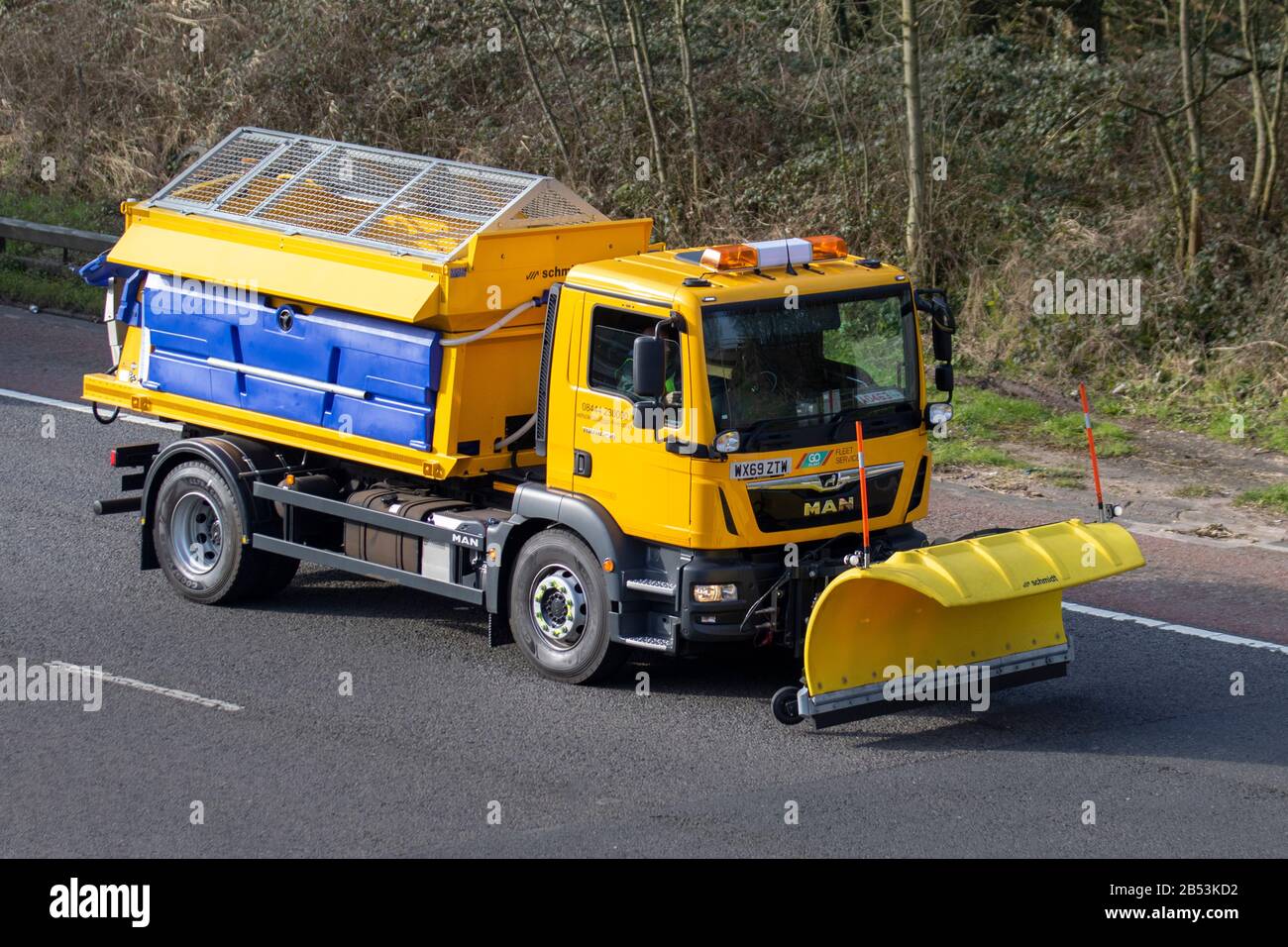 Camion Chasse-neige Avec Épandeur De Sel À L'autoroute Banque D