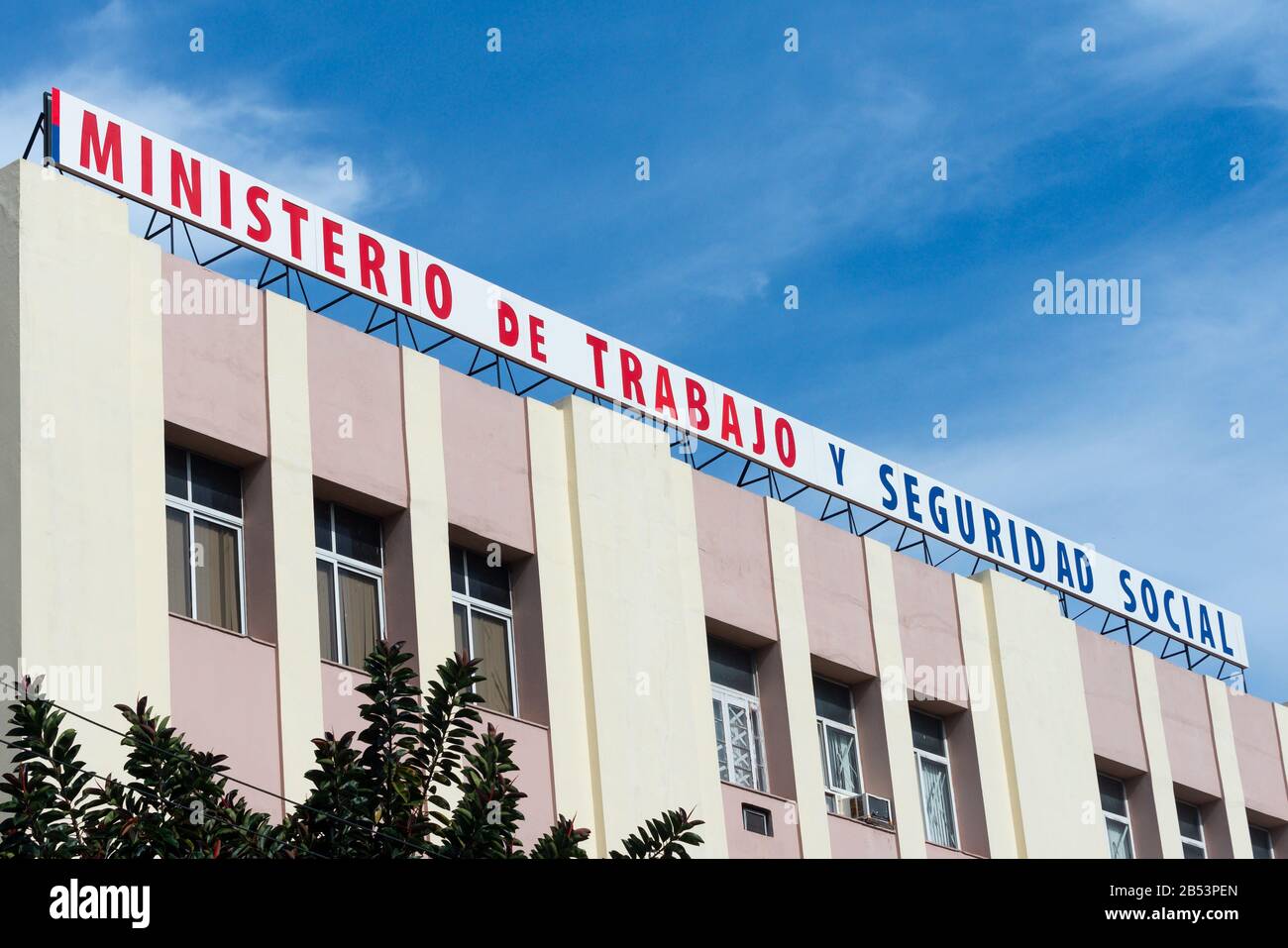 « Ministerio de Trabajo y Seguridad social » désigne le ministère du travail et de la sécurité sociale en espagnol. Bâtiment du gouvernement situé à la Havane, Cuba. Banque D'Images