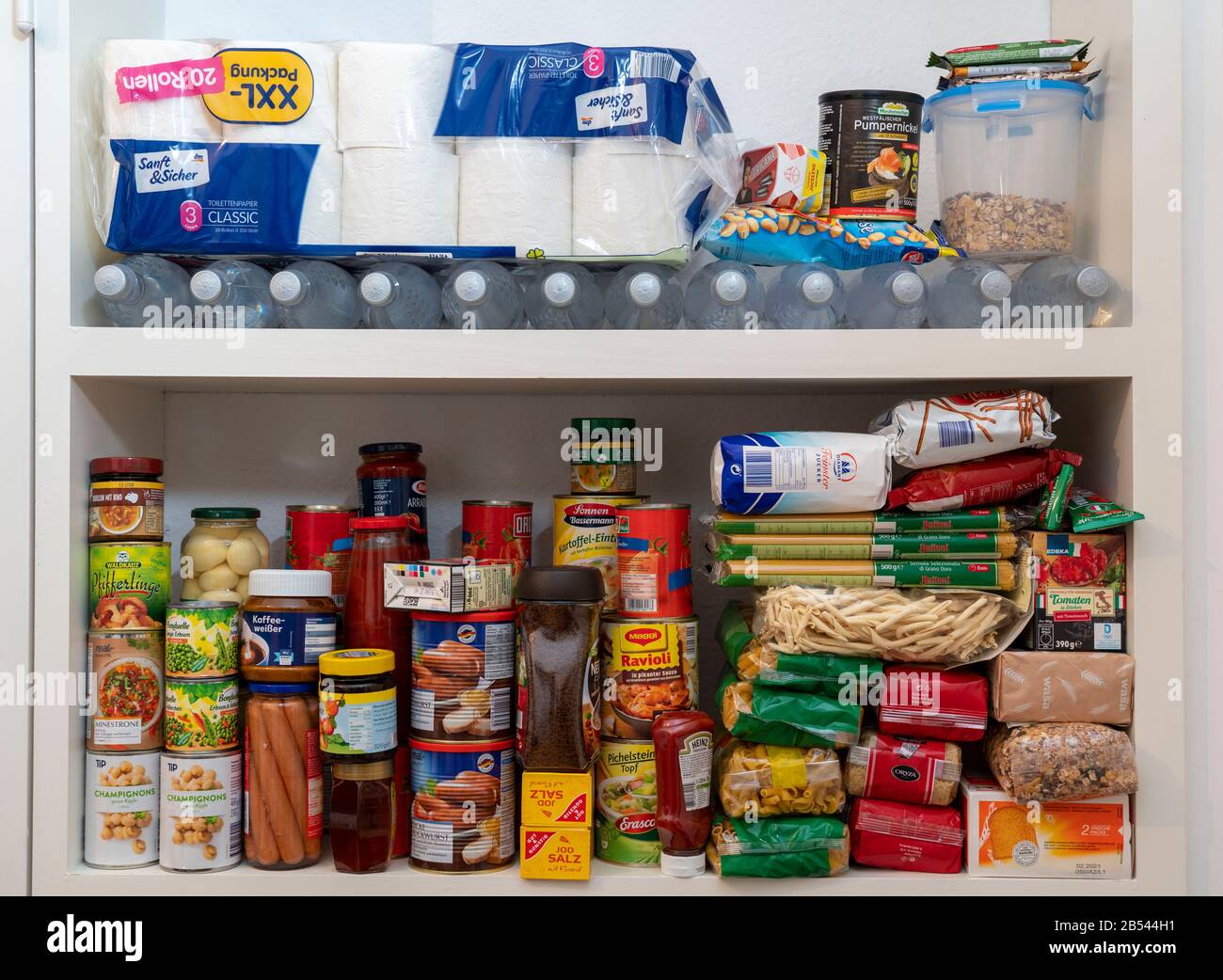 Préparation aux situations d'urgence, stock alimentaire dans un ménage privé, étagère, garde-manger, avec des aliments à longue durée de vie, stock pendant 10 jours, selon les recommandations de Banque D'Images