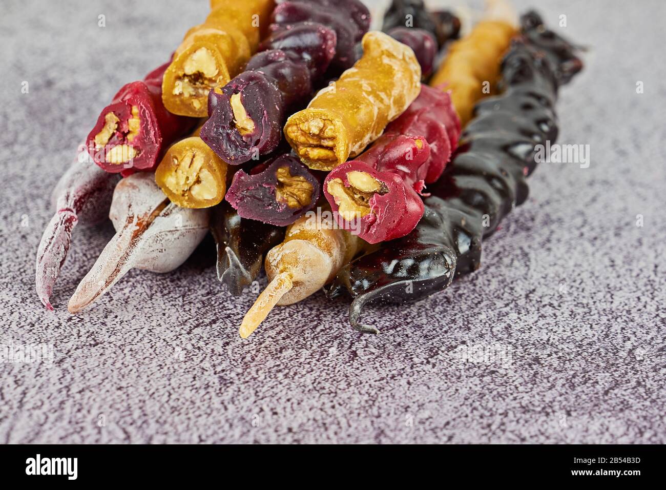 Churchkhela entière caucasienne à partir de jus de raisin et de noix sur fond gris gros plan encore la vie. Churchkhela est ancienne douceur nationale géorgienne et azerbaïdjanaise Banque D'Images