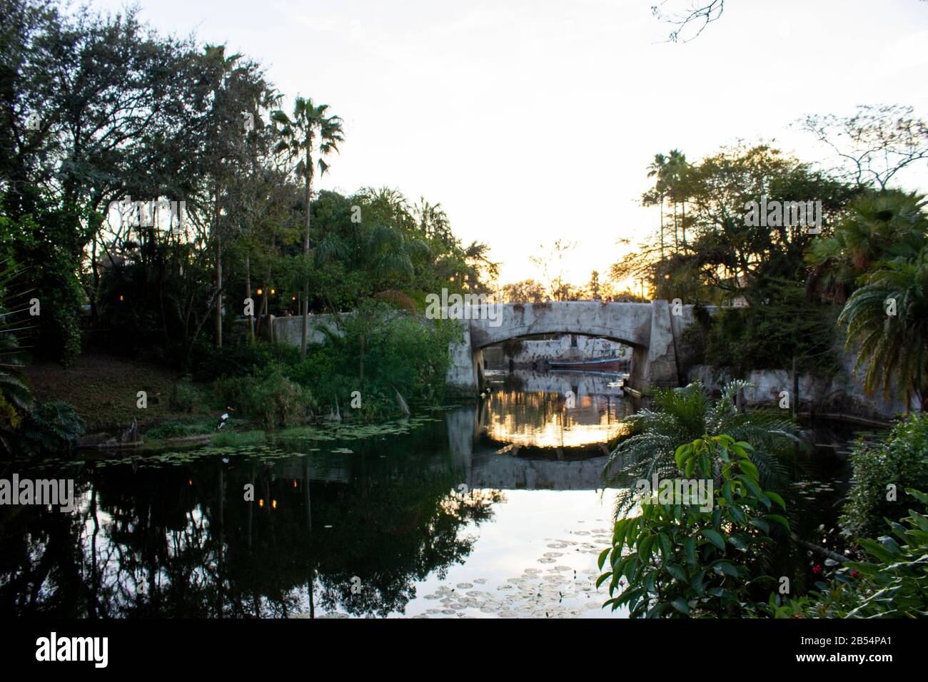 23 février 2020 - Animal Kingdom, Disneyland World, Floride: Le pont au coucher du soleil qui relie la région de Discovery Island du parc à la région Afrique Banque D'Images