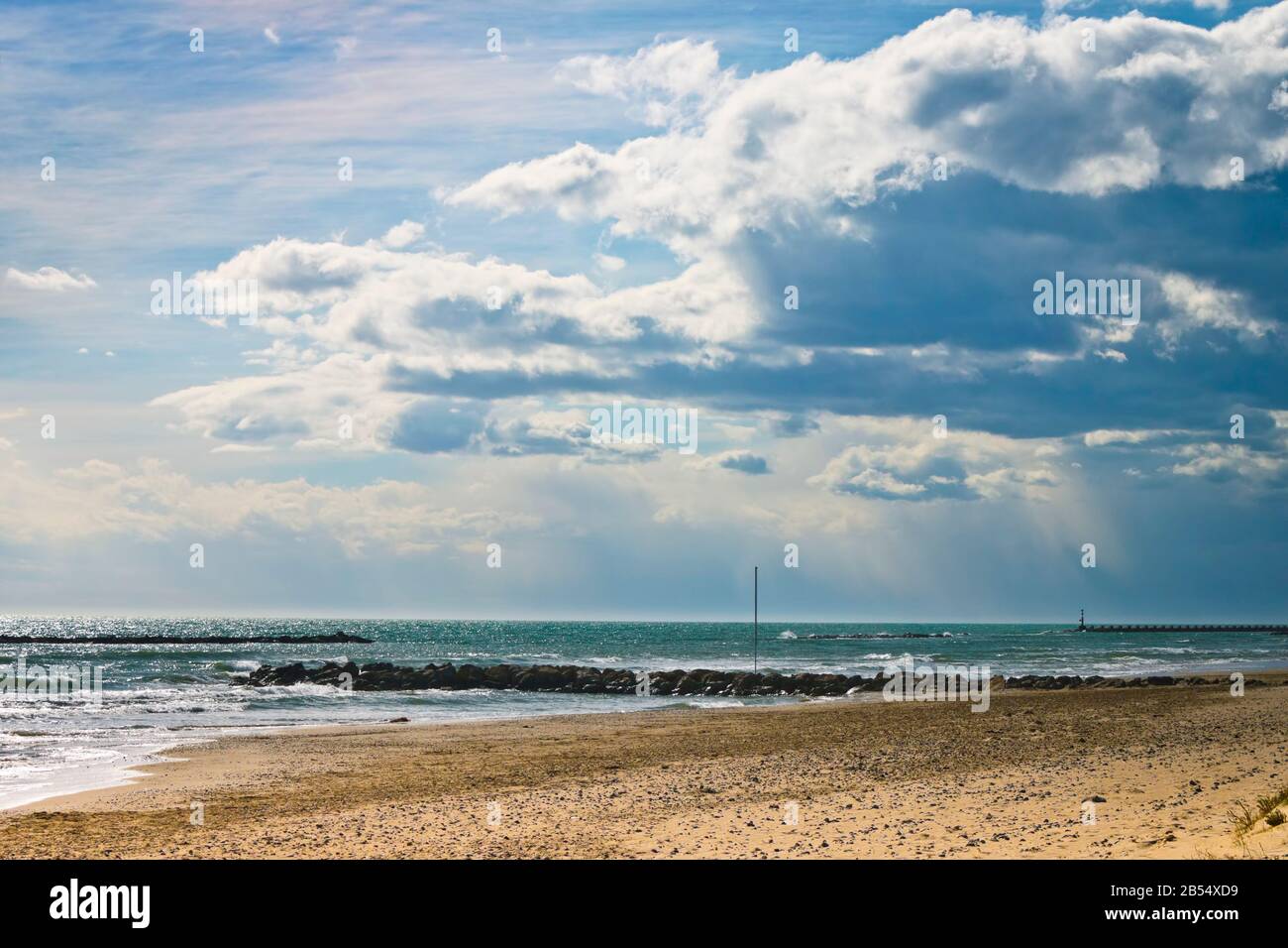 Journée nuageux sur la plage de Cubelles, Barcelone, Catalogne, Espagne. Paysage marin surmoulé méditerranéen sur la côte de Garraf. Banque D'Images