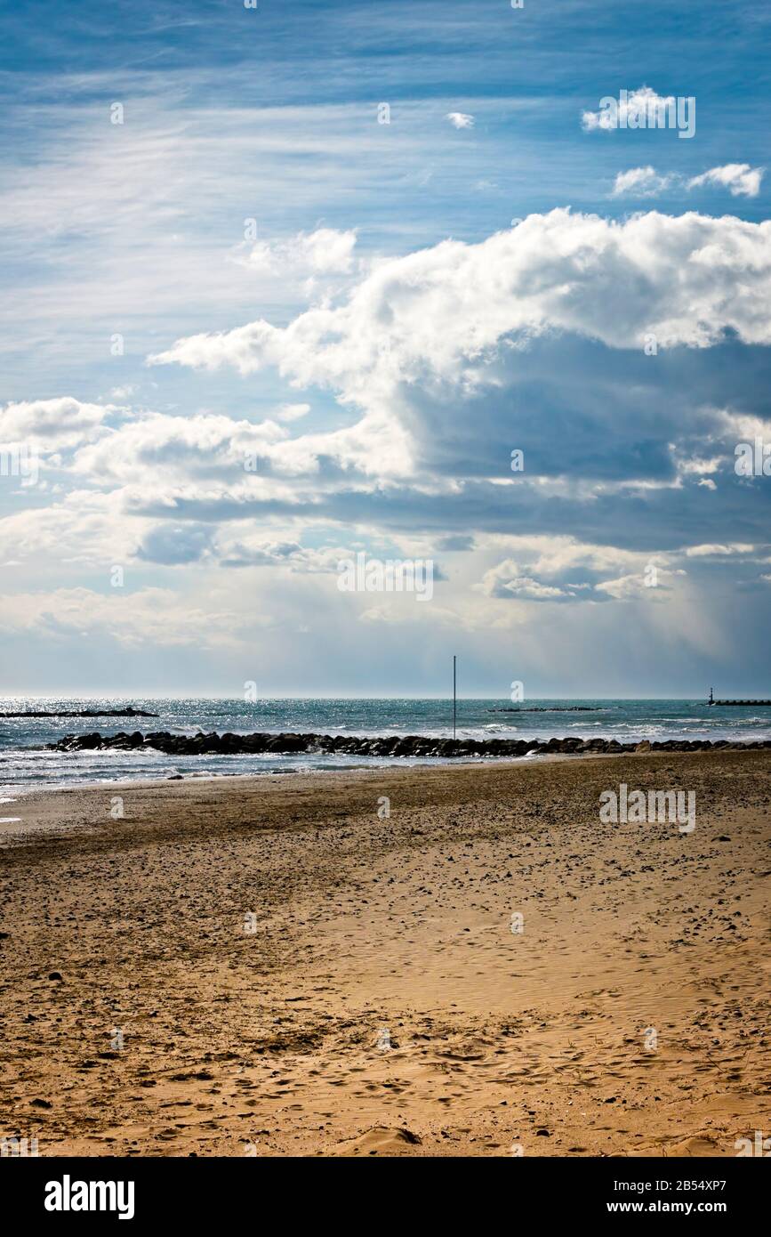 Journée nuageux sur la plage de Cubelles, Barcelone, Catalogne, Espagne. Paysage marin surmoulé méditerranéen sur la côte de Garraf. Banque D'Images
