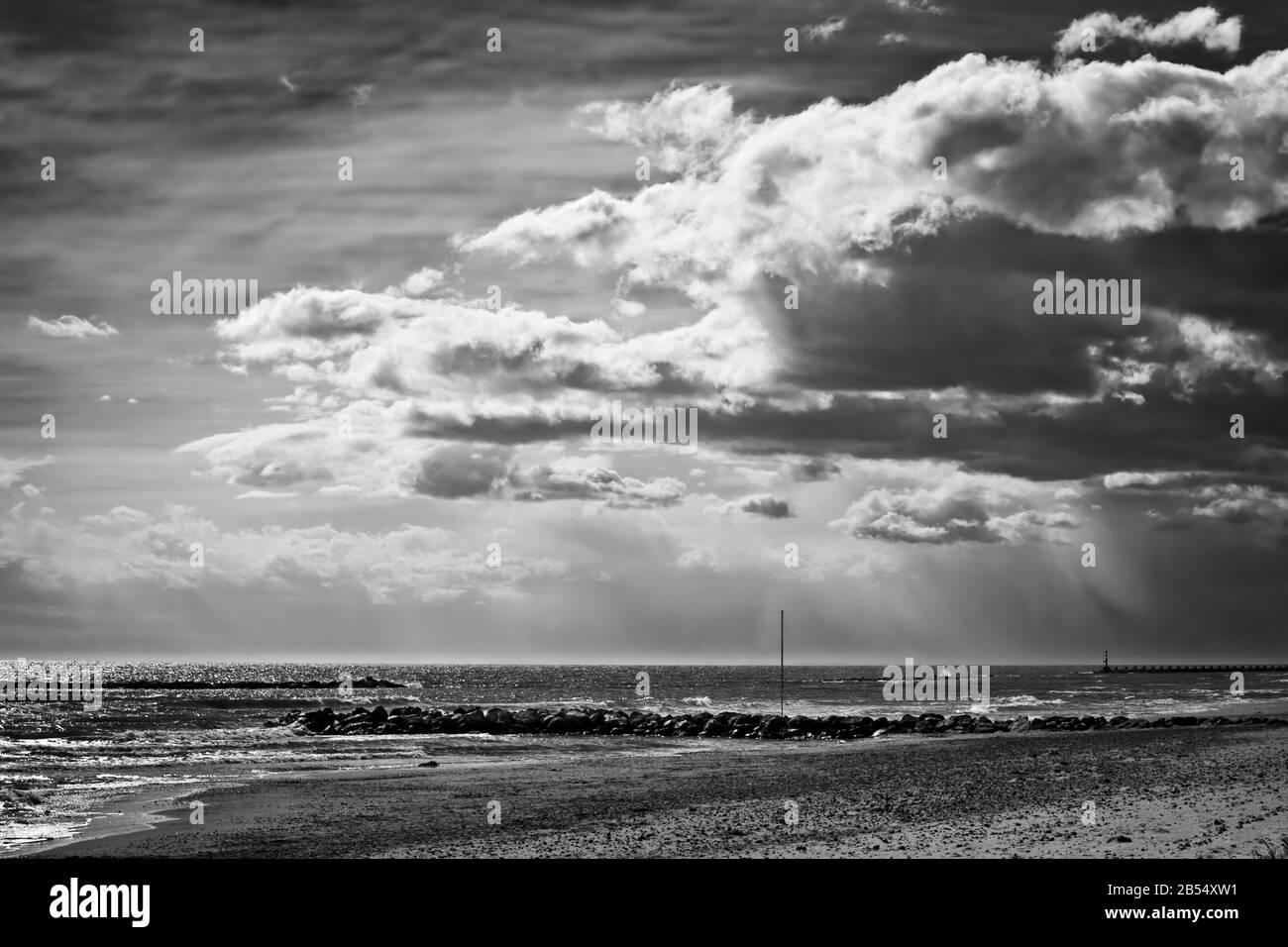 Vue en noir et blanc d'une journée nuageux sur la plage de Cubelles, Barcelone, Catalogne, Espagne. Paysage marin surmoulé méditerranéen sur la côte de Garraf. Banque D'Images