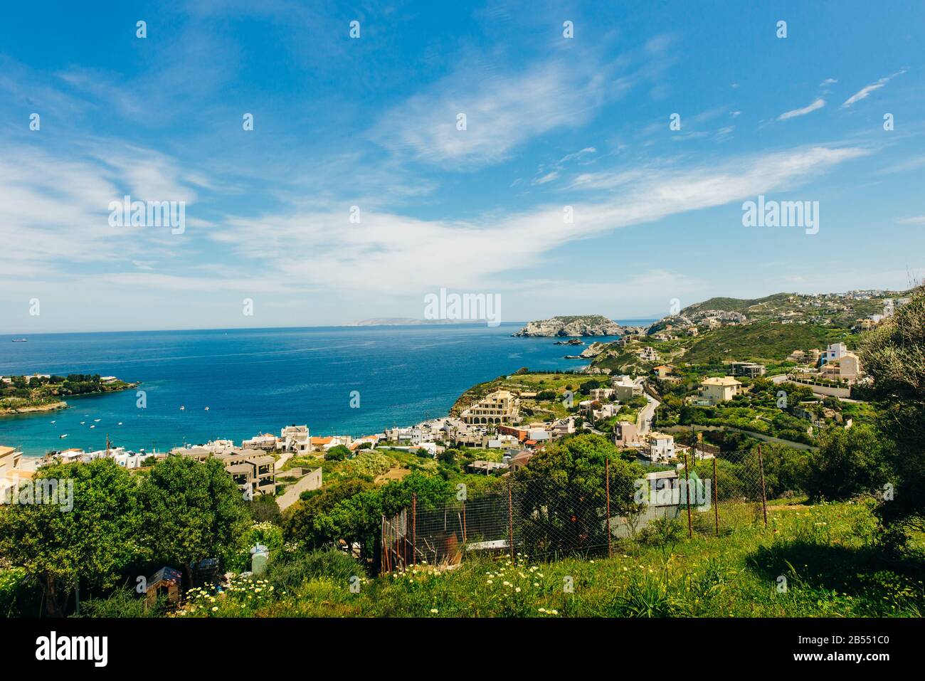 Le petit village avec des plages uniques et la célèbre station balnéaire d'Agia Pelagia, Héraklion, Crète, Grèce. Banque D'Images