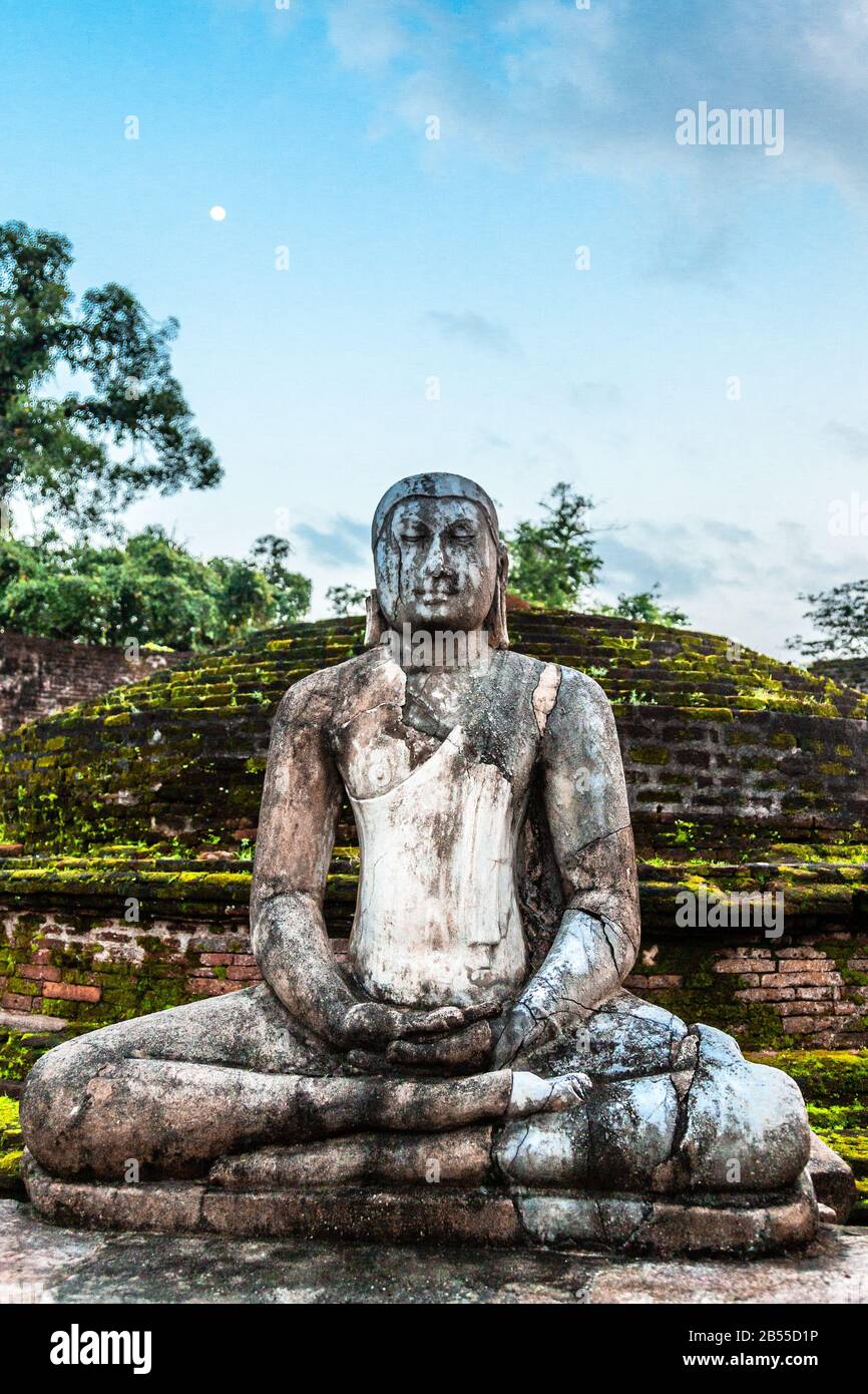 Statue de Bouddha méditant dans la ville ancienne de Polonnaruwa, Sri Lanka, Banque D'Images