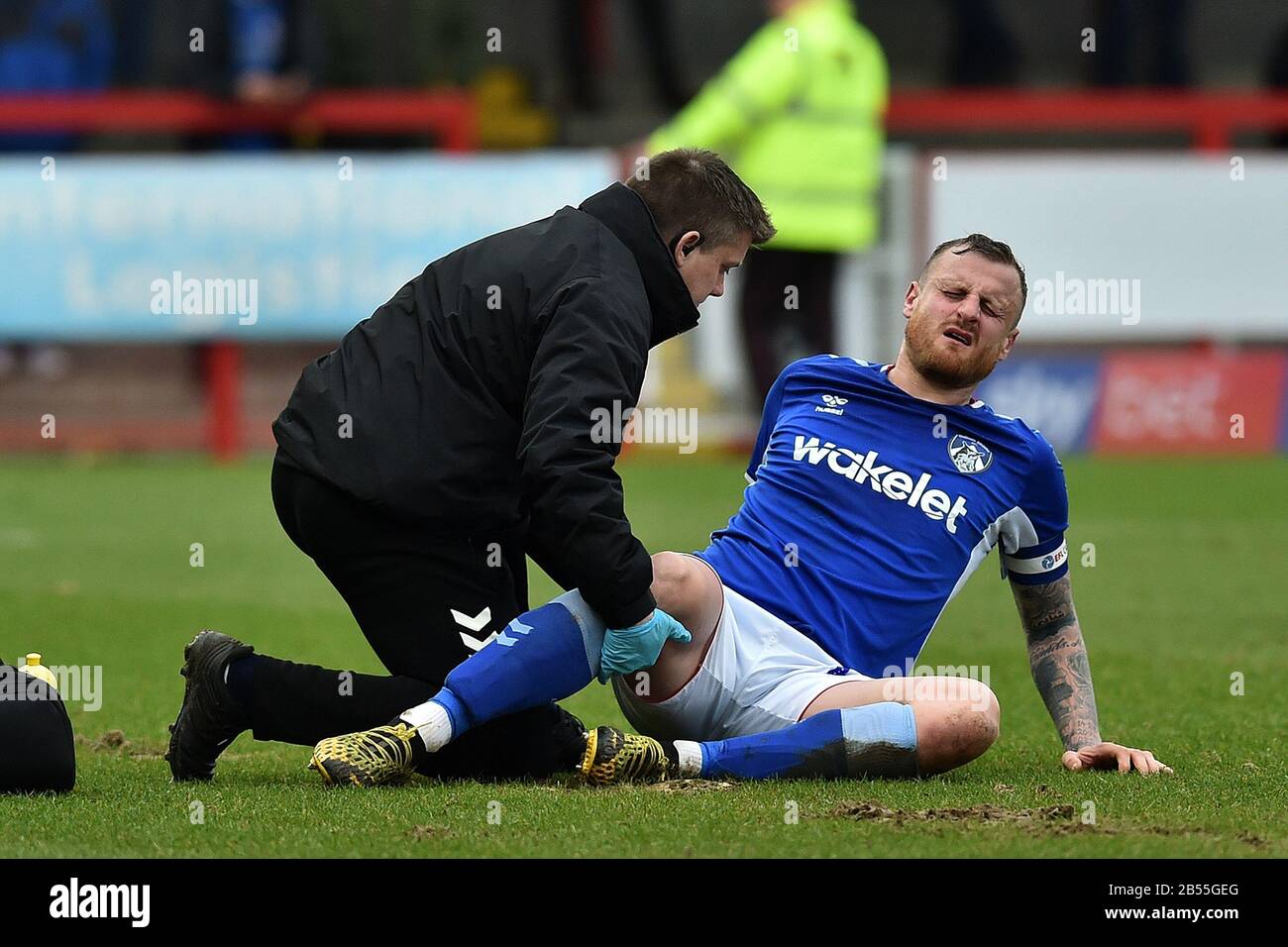 Crawley, Royaume-Uni. 7 mars 2020. Crawley, ANGLETERRE - 7 MARS David Wheater (capitaine) de Oldham Athletic est blessé lors du match de Sky Bet League 2 entre Crawley Town et Oldham Athletic au stade Broadfield, Crawley le samedi 7 mars 2020. (Crédit: Eddie Garvey | MI News) la photographie ne peut être utilisée qu'à des fins de rédaction de journaux et/ou de magazines, licence requise à des fins commerciales crédit: Mi News & Sport /Alay Live News Banque D'Images