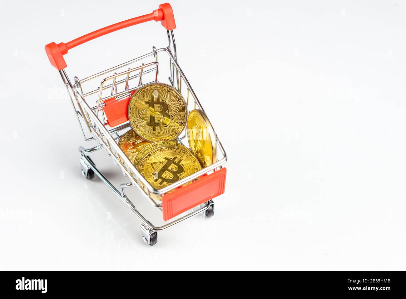 Bitcoin dans un panier sur fond blanc Banque D'Images