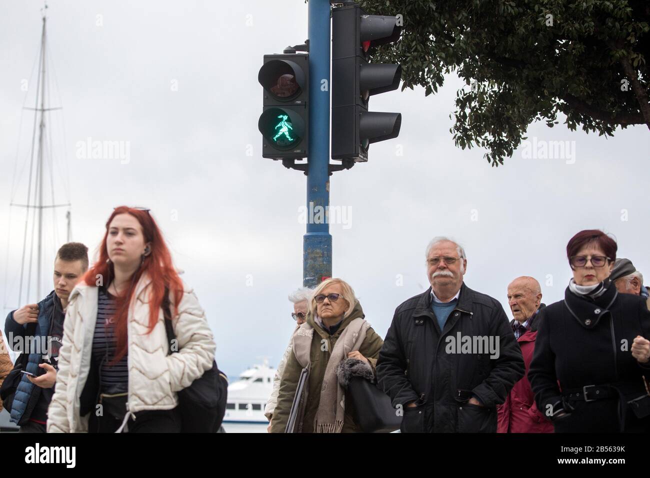 (200307) -- RIJEKA (CROATIE), 7 mars 2020 (Xinhua) -- un chiffre de feu de signalisation féminin est vu à Rijeka (Croatie), le 7 mars 2020, avant la Journée internationale de la femme. (Ivica Galovic/Pixsell Via Xinhua) Banque D'Images