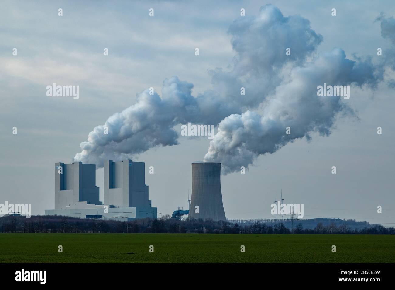 Rommerskirchen NRW, Allemagne, 07 03 2020, RWE charbonnière électrique Plangt Neurath, cheminée avec gaz d'échappement, ciel nuageux Banque D'Images