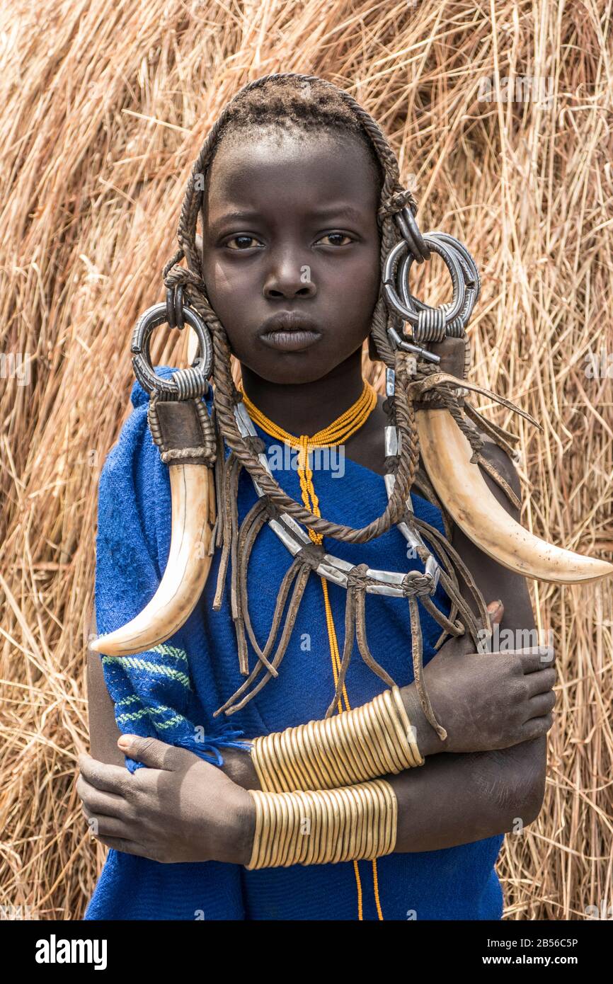 Une tribu traditionnelle ethiopienne de Morsi groupe ethnique jeune femme dans les vetements traditionnels et robe de tete dans la vallee de l Omo dans une zone Tres eloignee de Centr Photo Stock