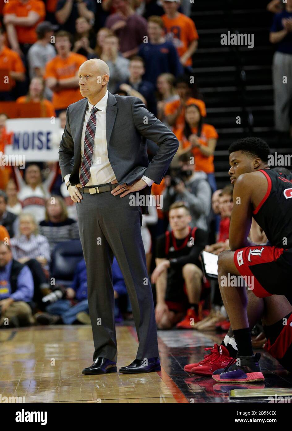 Charlottesville, va, États-Unis. 7 mars 2020. Chris Mack, entraîneur-chef des Cardinals de Louisville, lors d'un match de basket-ball pour Homme NCAA entre les Cardinals de Louisville et les Cavalier de l'Université de Virginie à l'aréna John Paul Jones de Charlottesville, en Virginie. Justin Cooper/Csm/Alay Live News Banque D'Images