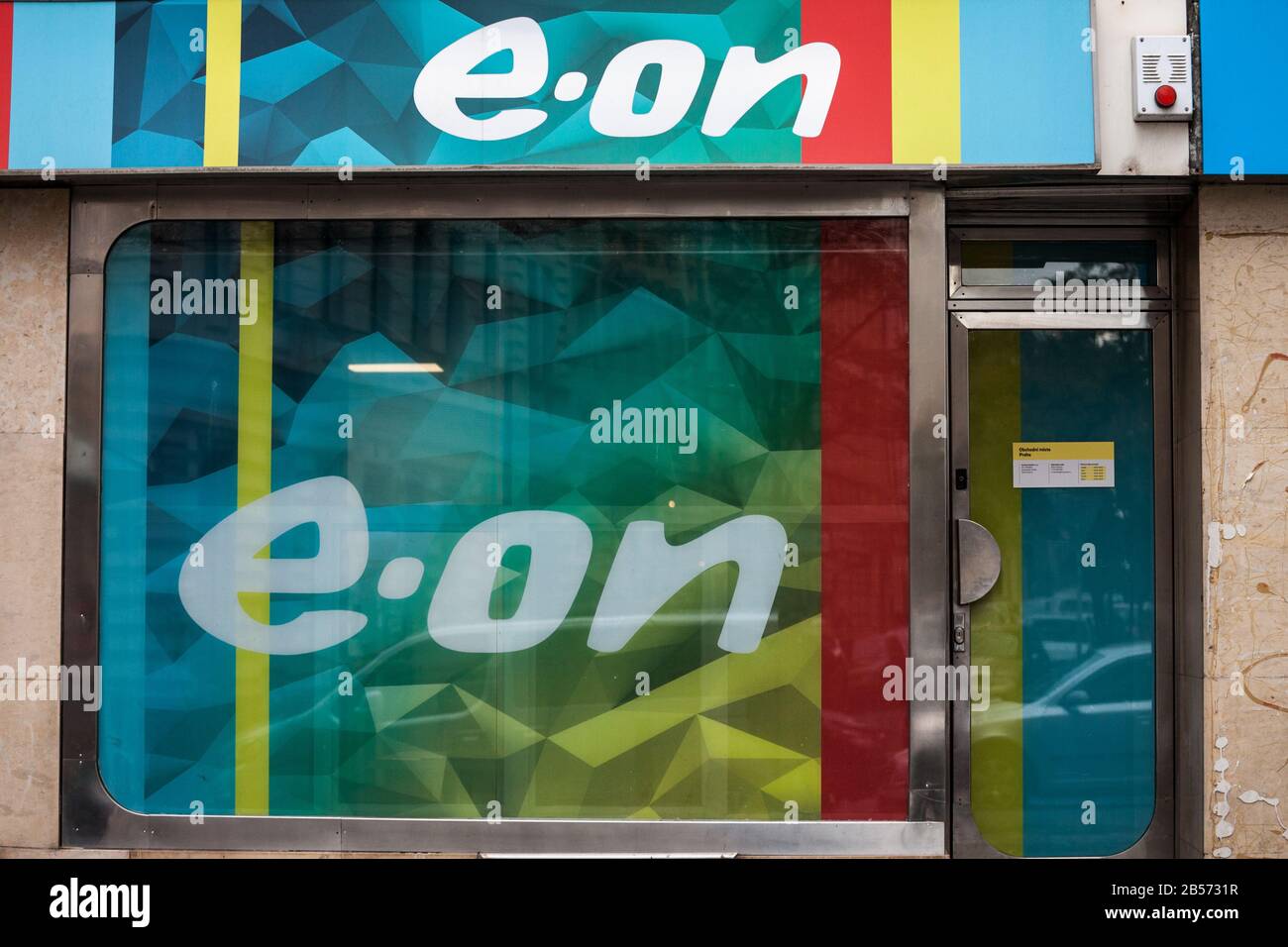 Prague, TCHÉQUIE - 2 NOVEMBRE 2019: Logo e.ON devant leur bureau de Prague. Aussi connu sous le nom EON ou E On, il s'agit d'une électricité et d'électricité allemande uti Banque D'Images