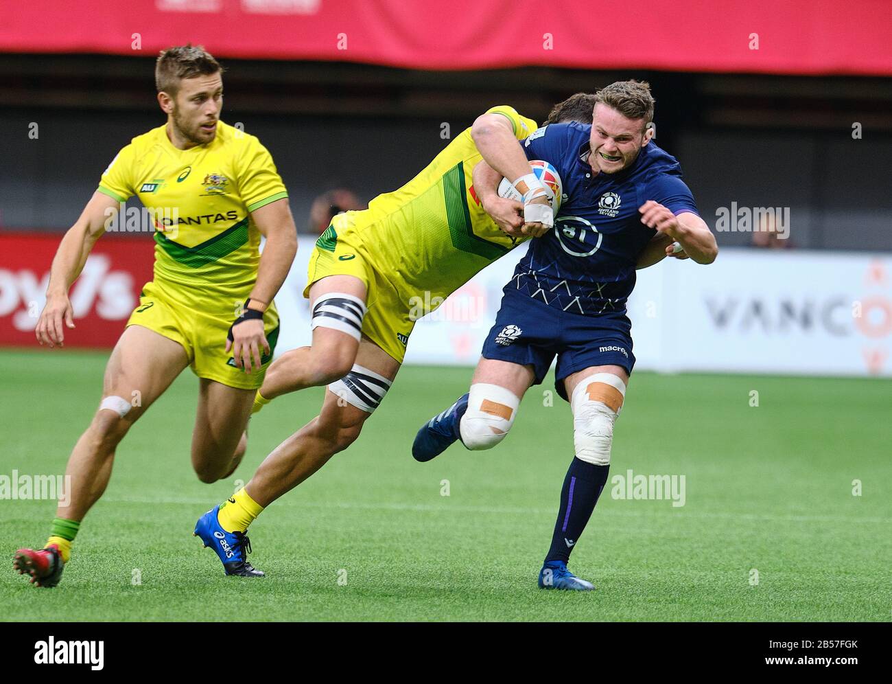 Vancouver, Canada. 7 mars 2020. Gavin Lowe #10 d'Écosse par des joueurs de l'Australie au match no 2 au cours du premier jour - 2020 série HSBC World Rugby Sevens à la BC Place de Vancouver, Canada. Crédit: Joe Ng/Alay Live News Banque D'Images