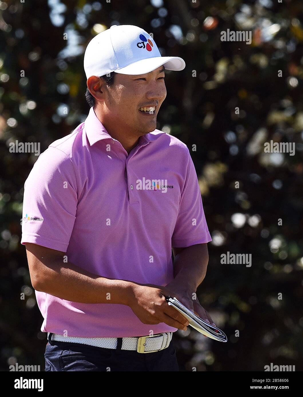 Orlando, États-Unis. 7 mars 2020. 7 mars 2020 - Orlando, Floride, États-Unis - Sung Kang des États-Unis rit alors qu'il quitte le premier vert au cours de la troisième ronde du tournoi de golf sur invitation Arnold Palmer au Bay Hill Club & Lodge le 7 mars 2020 à Orlando, en Floride. Crédit: Paul Hennessy/Alay Live News Banque D'Images