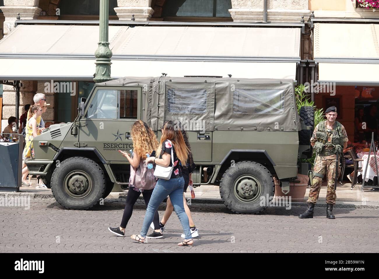 Soldat italien et véhicule militaire à Vérone, en Italie - opération "rues sûres"; août 2019 Banque D'Images