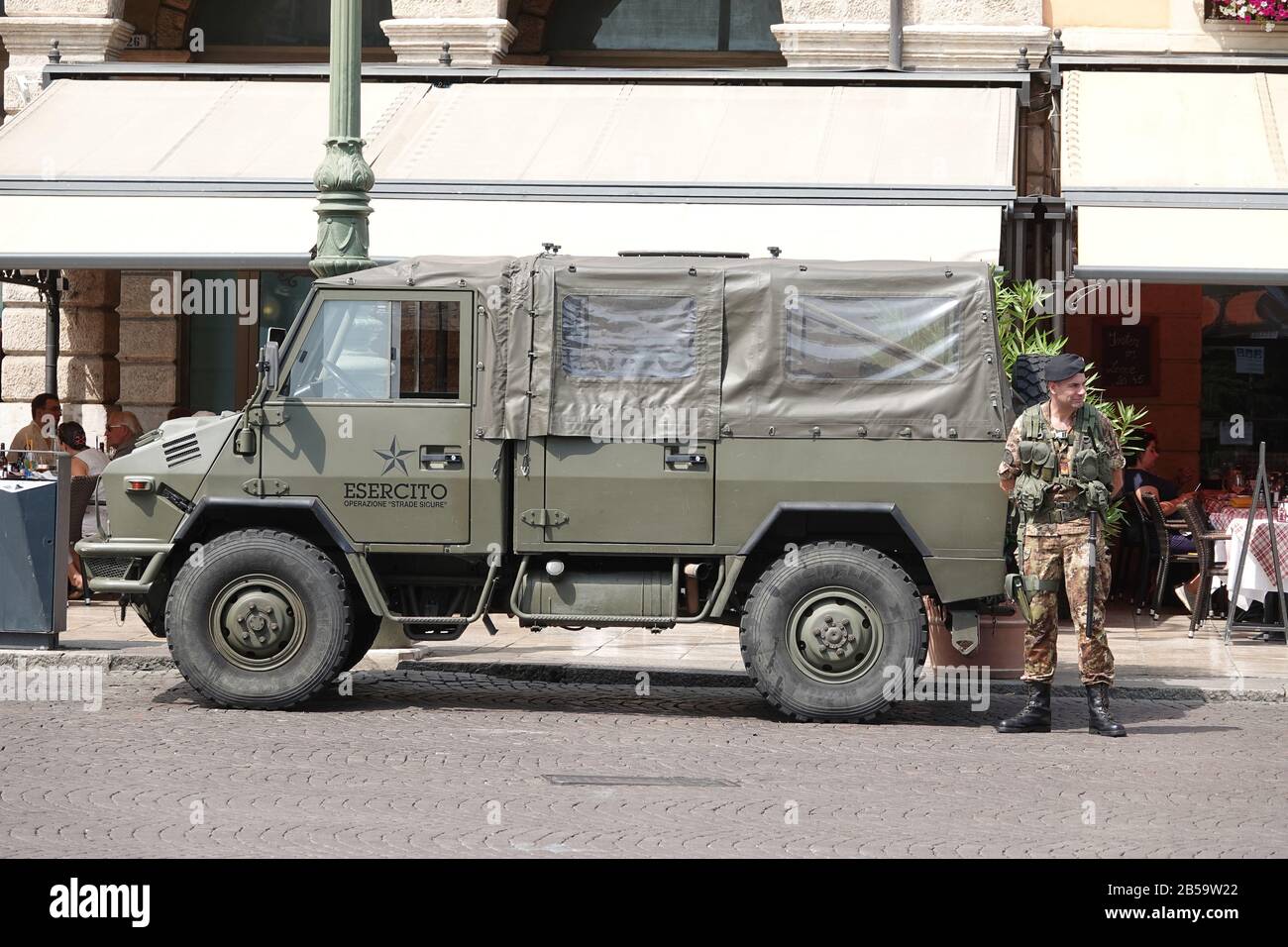 Soldat italien et véhicule militaire à Vérone, en Italie - opération "rues sûres"; août 2019 Banque D'Images