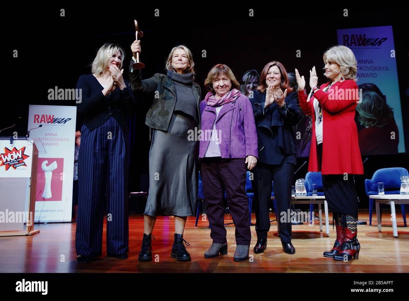 Londres, Royaume-Uni. 7 mars 2020. Alex Crawford (2 L), correspondant de Sky news, est remis avec le prix Anna Politkovskaya de la sœur d'Anna Elena Kudimova (L) et l'auteur lauréat du prix Nobel Svetlana Alexievitch (3 L), avec Mariana Katzarova (2 R) et Pat Mitchell (R) à la RAWinWAR (Reach All Women in War) Événement dans le cadre du WOW Festival à Southbank à Londres le samedi 7 mars 2020. Le prix Anna Politkovskaya remis chaque année à une femme défenseuse des droits humains d'une zone de conflit qui se tient pour les victimes du conflit, souvent à grand risque personnel. Le festival femmes du monde (WOW) cel Banque D'Images