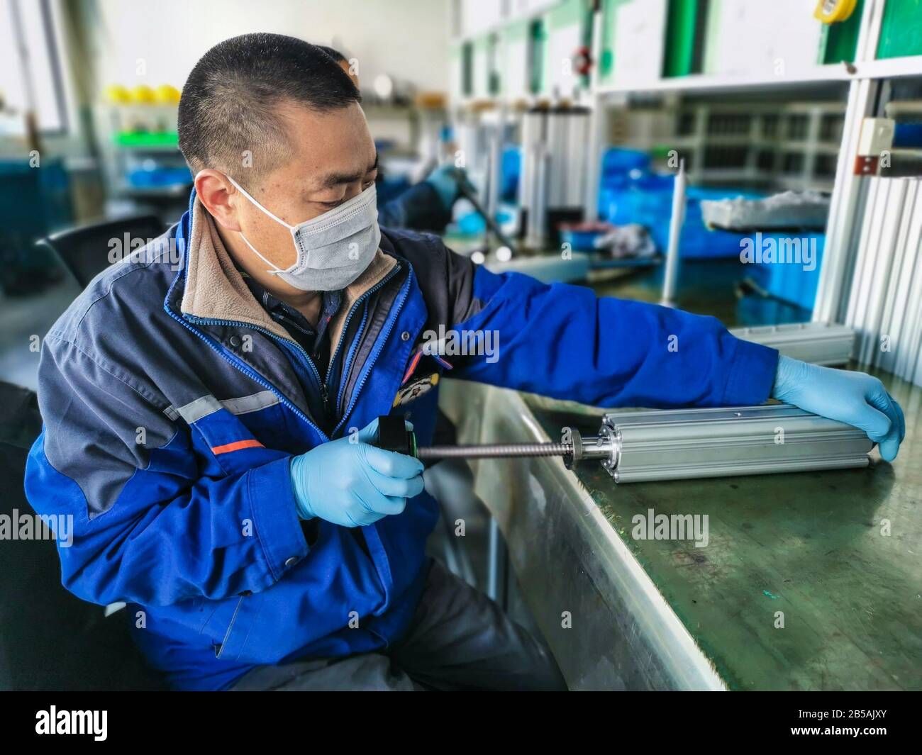 Nanjing. 8 mars 2020. Un travailleur travaille dans une chaîne de  production de Suzhou Tongjin Precision Industry joint-stock Co., Ltd. À  Suzhou, dans la province de Jiangsu en Chine orientale, le 6