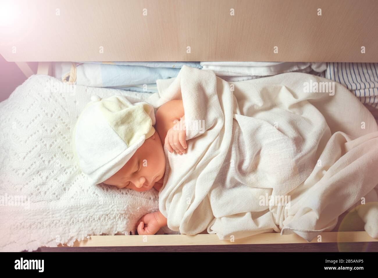 Gros Plan Sur Les Draps Blancs En Dentelle Pour Bebe Nouveau Ne Enfant Doux Reposant Sur Une Etagere Dans La Commode Concept De Bebe Endormi Photo Stock Alamy Gros Plan Sur Les Draps Blancs En Dentelle Pour Bebe Nouveau Ne Enfant Doux Reposant Sur Une Etagere Dans La Commode Concept De Bebe Endormi Photo Stock Alamy