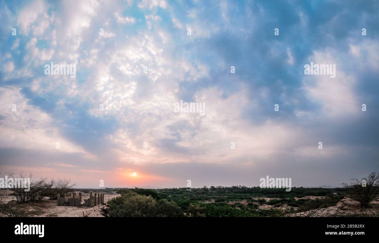 Lever du soleil matinal dans le désert d'Arabie Saoudite. De Jeddah Banque D'Images