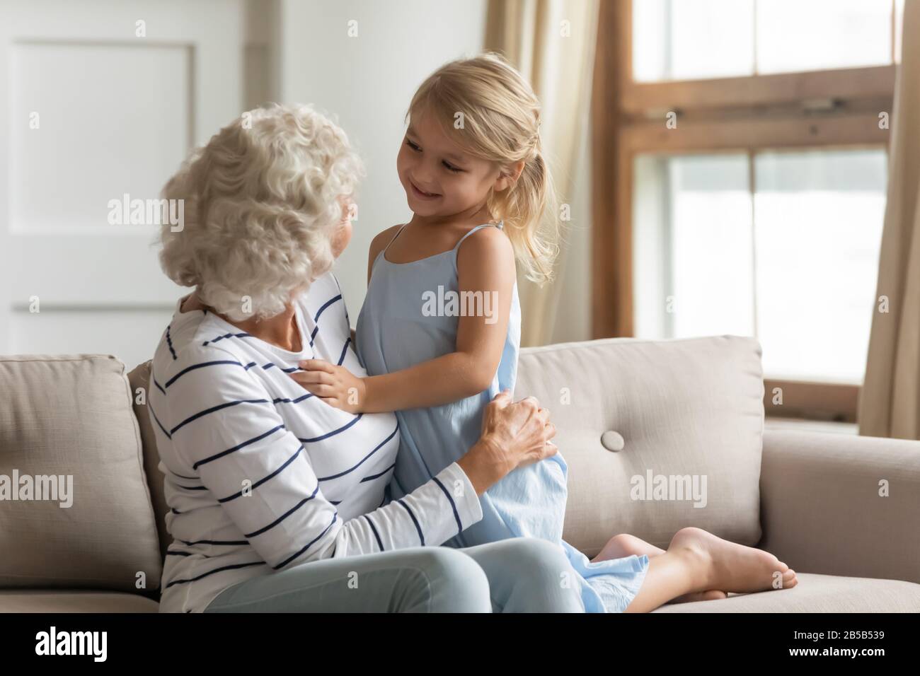 Petite fille enfant et haute granny jouer à la maison Banque D'Images