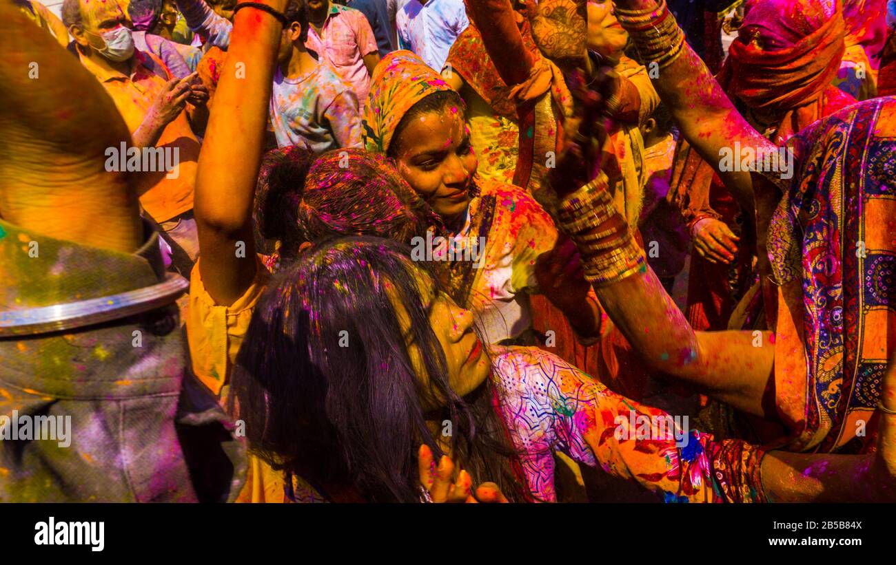 Fête de Mathura holi. Gens célébrant les vacances avec des couleurs. Banque D'Images