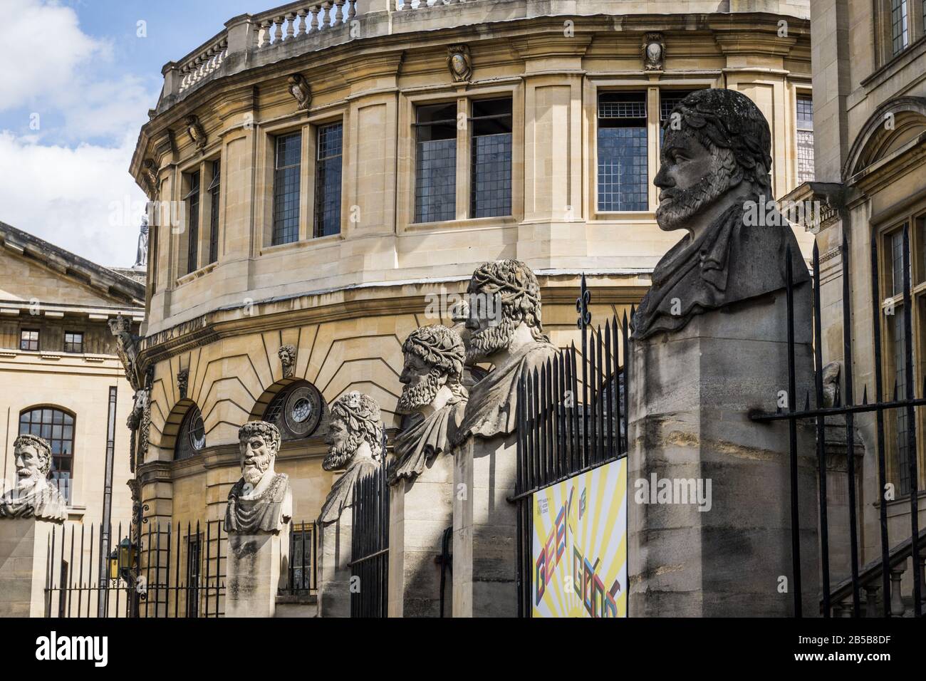 L'arrière du théâtre Sheldonian, Oxford, avec des statues devant le musée de l'Histoire de la Science en premier plan. Banque D'Images