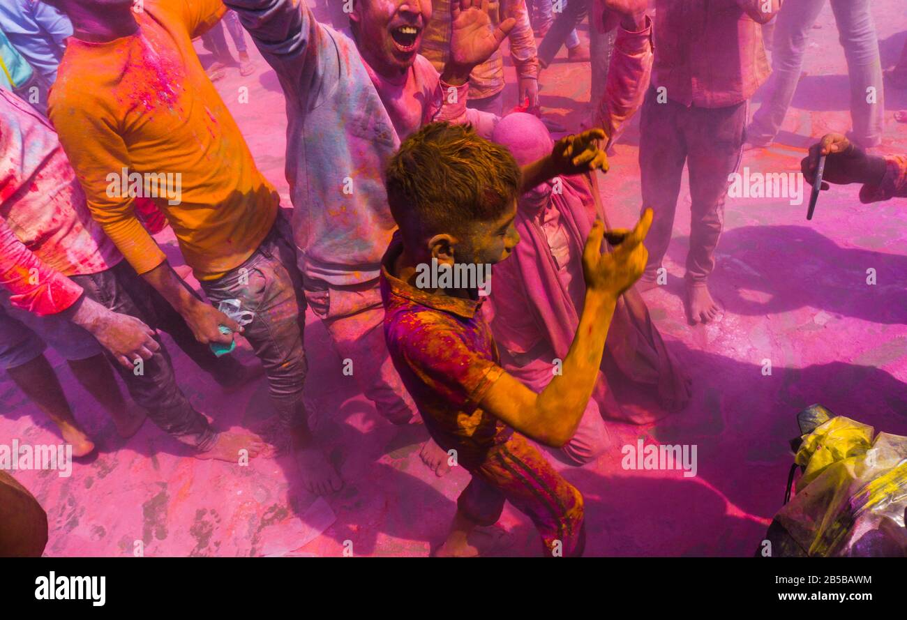 Fête de Mathura holi. Gens célébrant les vacances avec des couleurs. Banque D'Images