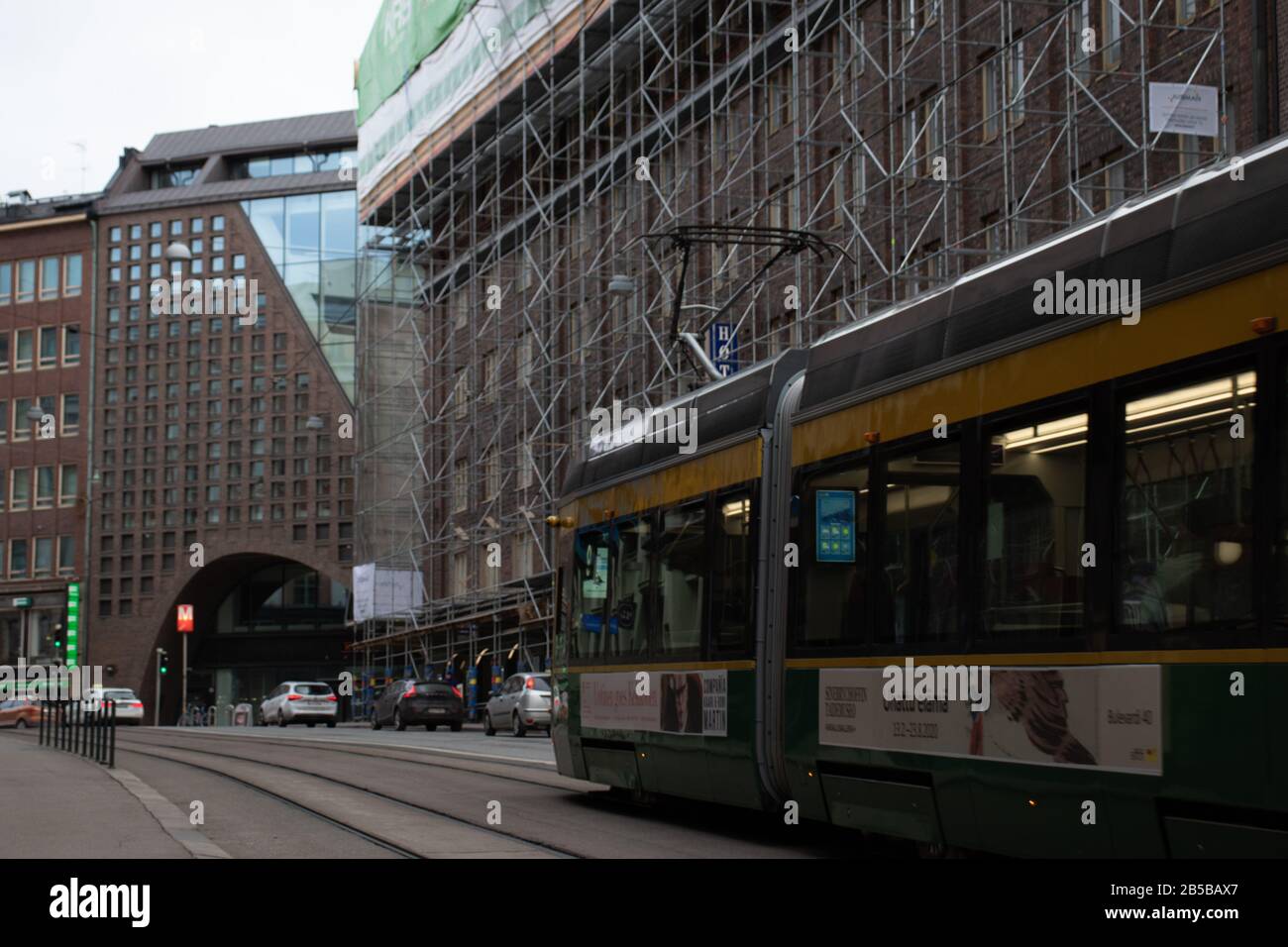 Helsinki, Finlande - 3 mars 2020: Tramway en tramway dans la circulation urbaine , éditorial illustratif Banque D'Images