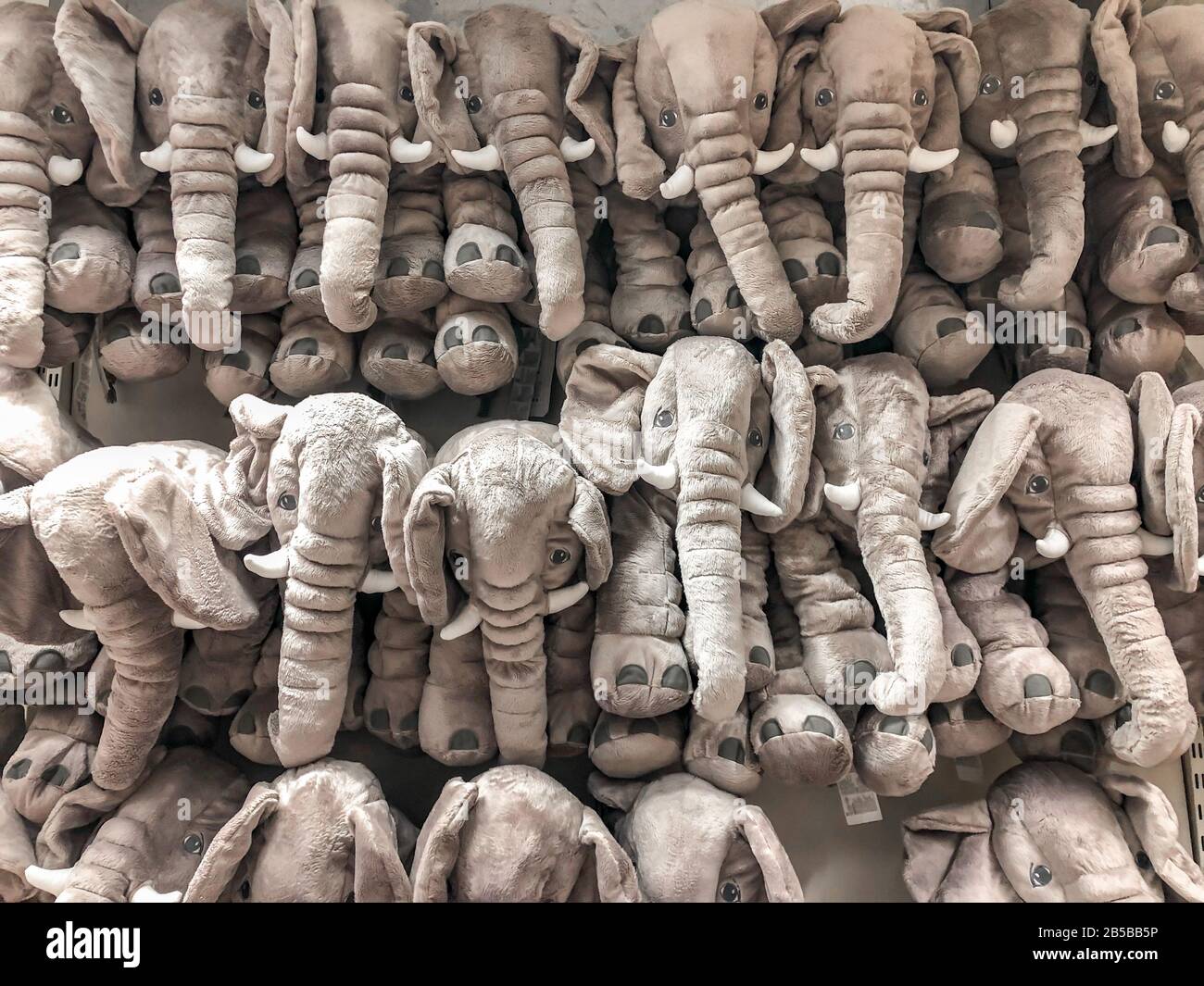 les poupées d'éléphant accrochent au mur pour les ventes chez les enfants partent au magasin du ministère. Banque D'Images