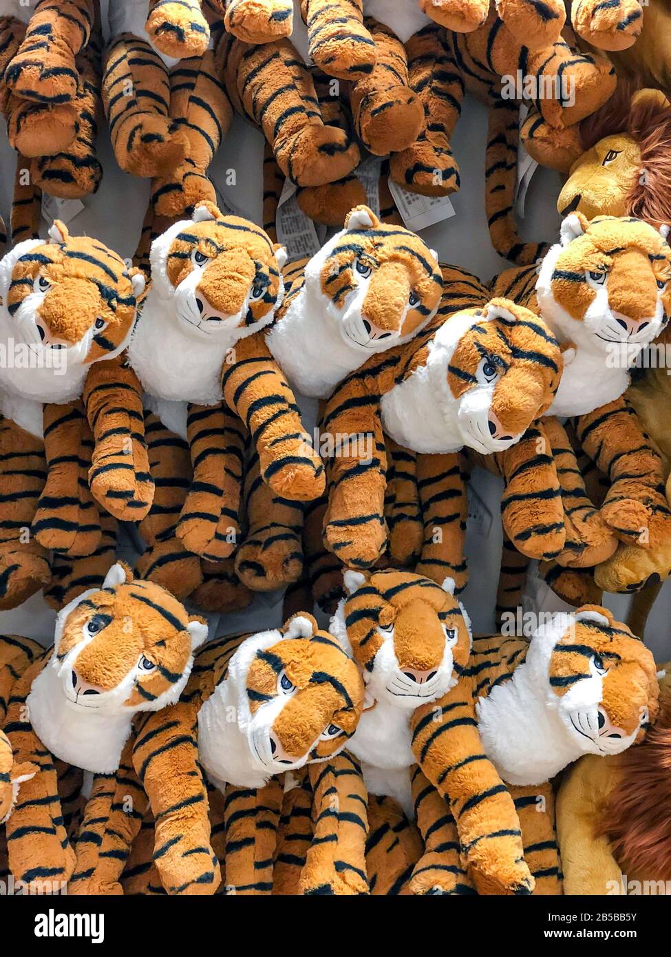 les poupées de tigre accrochent au mur pour les ventes dans les enfants partent à la ministermagasin. Banque D'Images