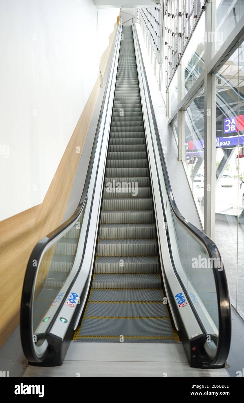 escalier roulant très long à côté du verre jusqu'au côté extérieur Photo  Stock - Alamy
