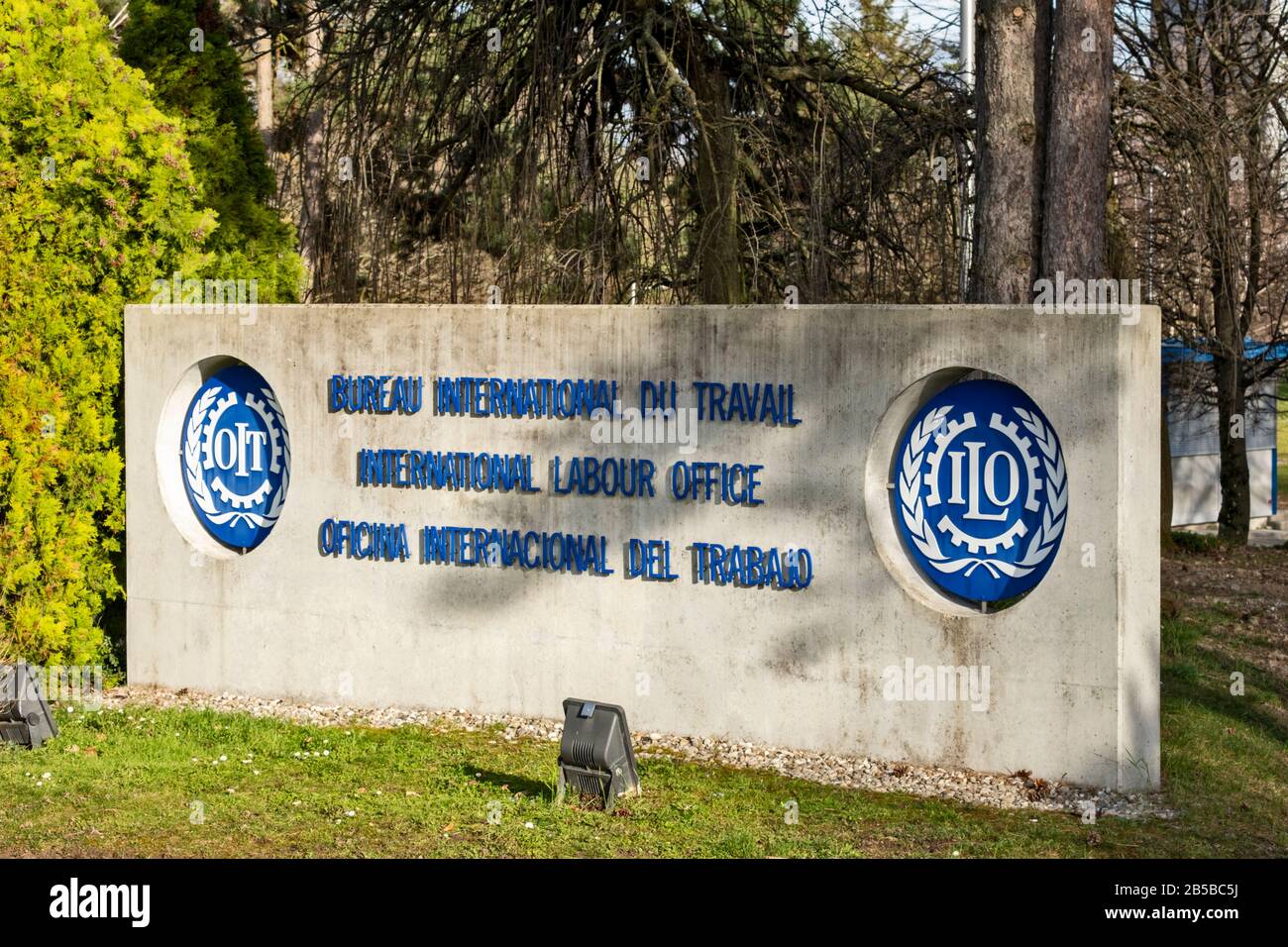 Genève / Suisse - 23 février 2020: Logo sur un mur du bâtiment international du bureau du travail. L'OIT est une institution spécialisée des Nations Unies qui Banque D'Images