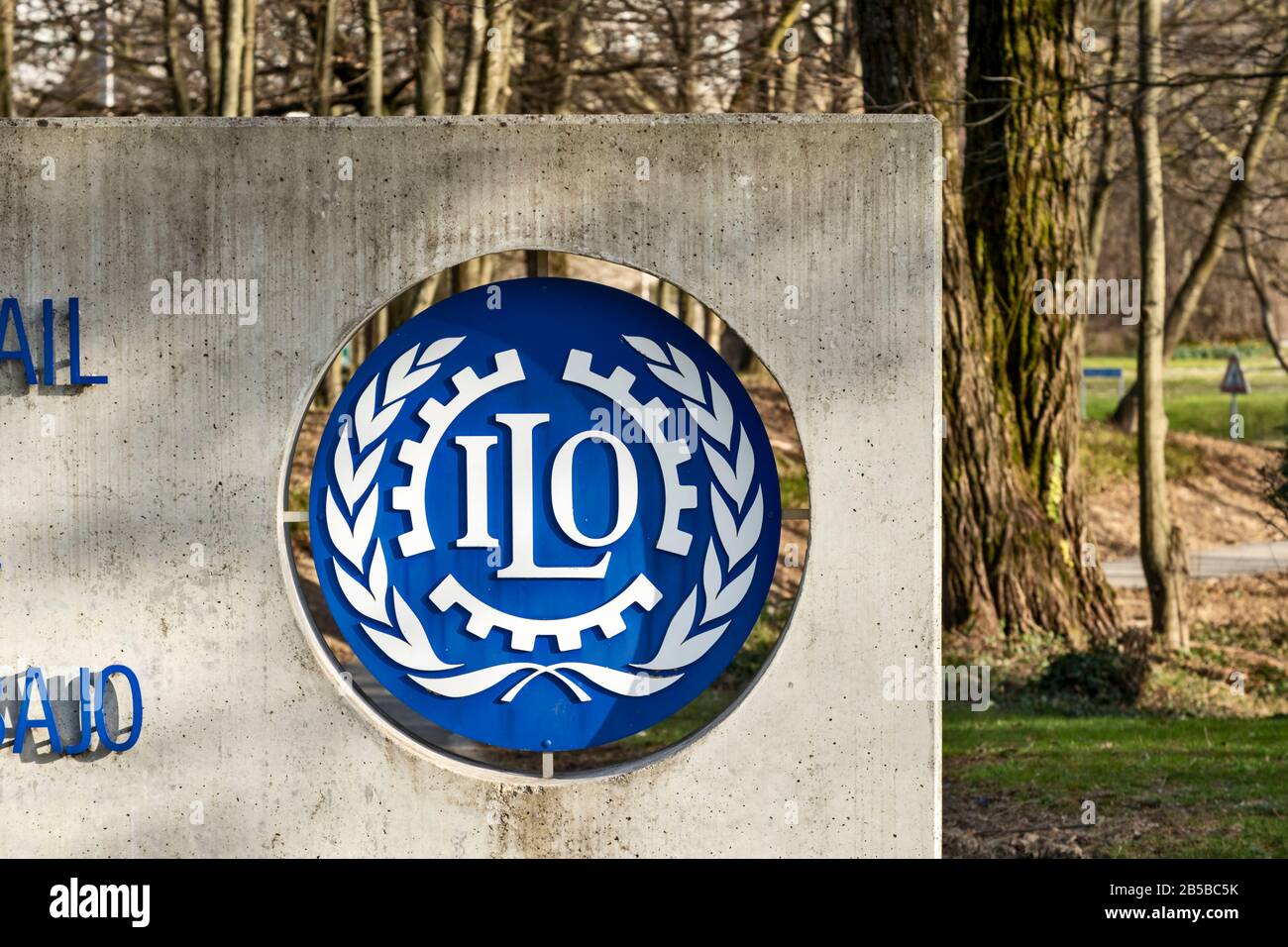 Genève / Suisse - 23 février 2020: Logo sur un mur du bâtiment international du bureau du travail. L'OIT est une institution spécialisée des Nations Unies qui Banque D'Images
