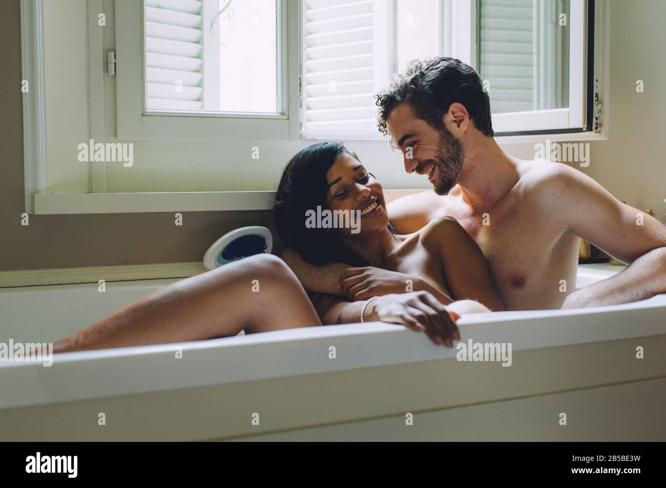 Couple prenant la baignoire dans une baignoire. Concept sur les couples et l 'amour Photo Stock - Alamy