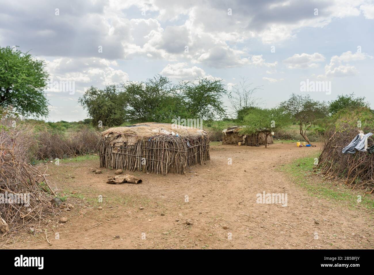 Maisons Maasai traditionnelles construites à partir de branches, de boue et de fumier de vache, au Kenya Banque D'Images