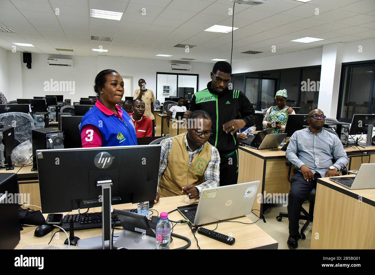 Yaoundé, Cameroun. 7 mars 2020. Les opérateurs du Centre des opérations d'urgence sanitaire du Cameroun surveillent les personnes qui ont eu contact avec les cas confirmés de COVID-19 à Yaoundé, Cameroun, 7 mars 2020. Le Ministère camerounais de la santé publique a confirmé vendredi le premier et le deuxième cas de COVID-19. Crédit: Jean Pierre Kepseuu/Xinhua/Alay Live News Banque D'Images