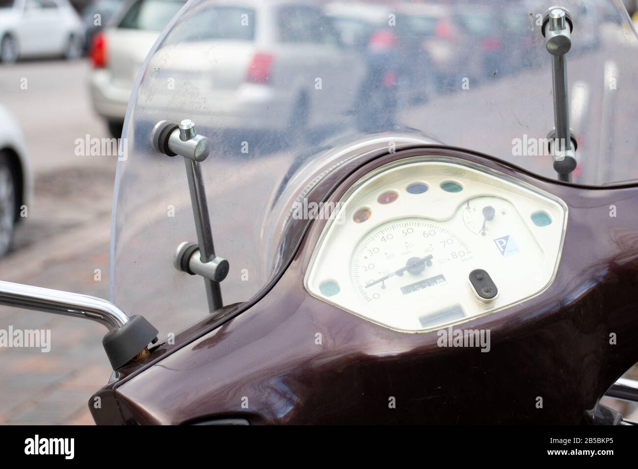 Gros plan volant ou poignées d'un scooter avec cadran de vitesse sans marque commerciale. Photo de rue Banque D'Images
