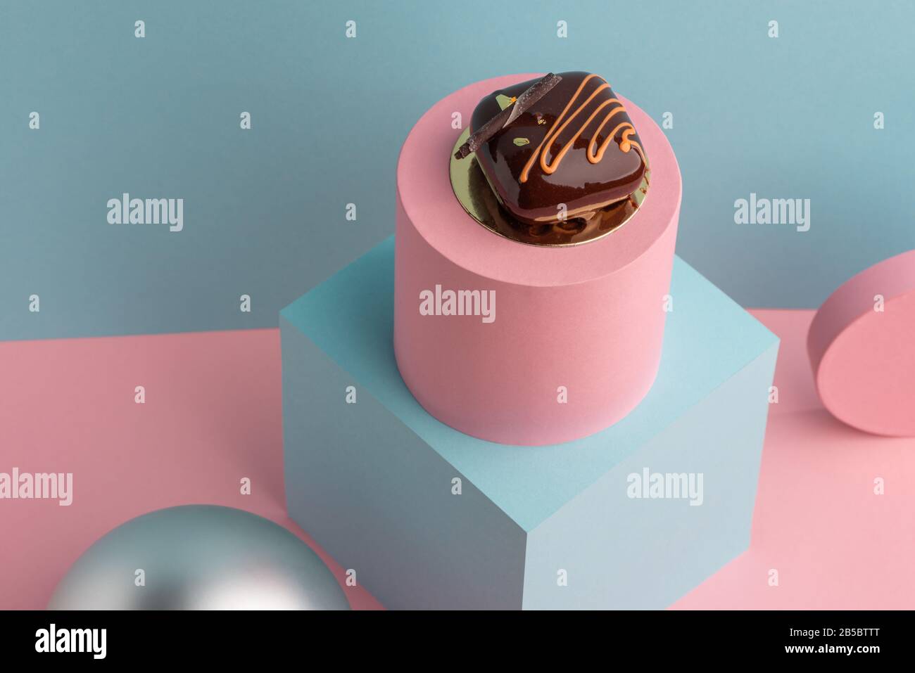 Gateau Glace Au Chocolat Avec Coups En Zigzag Et Paille Photo Stock Alamy